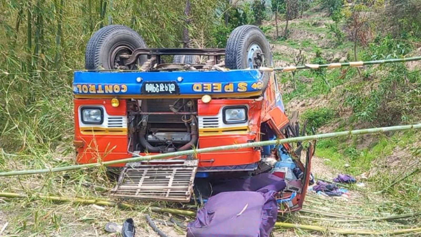 तमोर नदी नजिकै खस्यो गाडी, उद्धार गर्न पुग्दै प्रहरी