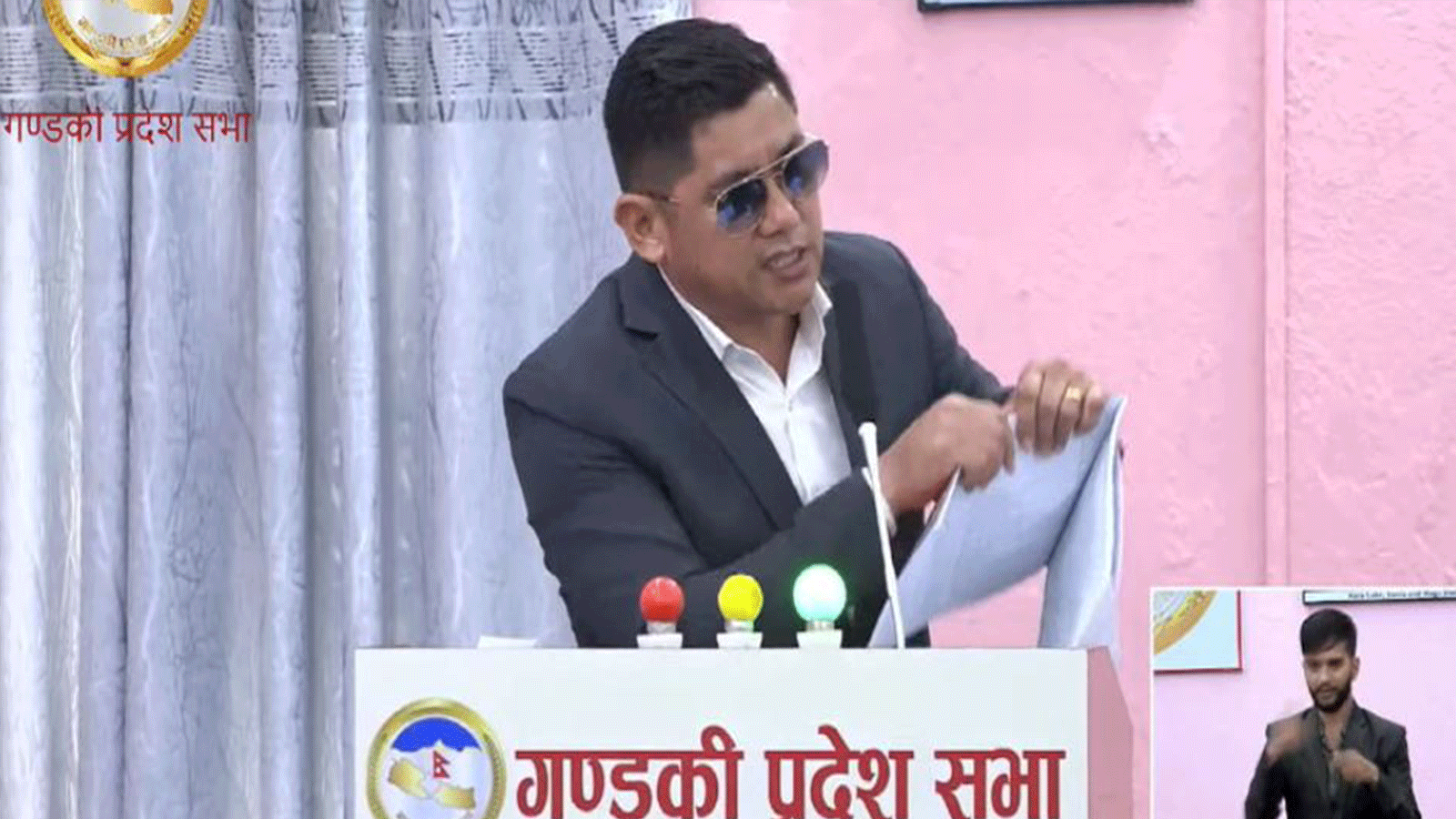 गण्डकीका सांसद बजेट प्रति असन्तुष्ट, रोष्ट्रमबाटै च्याते बजेट पुस्तिका