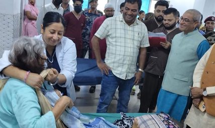 गृहमन्त्री रमेश लेखकले गरे हैजा सङ्क्रमित बिरामीहरूसँग भेटघाट