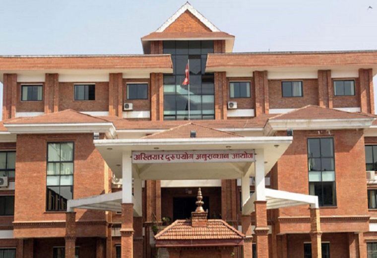 शिक्षक नियुक्ति प्रक्रियामा साढे ४ लाख घुस माग्ने प्रधानाध्यापक र बिचौलिया साहकानु रंगेहात पक्राउ