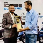 ललितपुरमा रहेको युनराइड अटोले जित्यो टिभीएस आइक्युबको सार्वधिक बिक्रीको अवार्ड