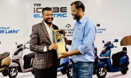 ललितपुरमा रहेको युनराइड अटोले जित्यो टिभीएस आइक्युबको सार्वधिक बिक्रीको अवार्ड