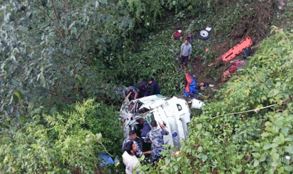 डोटीमा गाडी दुर्घटना हुँदा एक जनाको मृत्यु, घाइते ६ बालबालिकासहित २१ जना