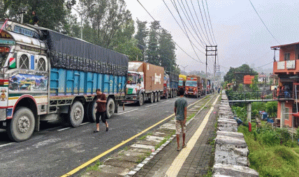 चितवनबाट राजमार्गमा आवतजावत गर्ने सवारीसाधनको समय बढ्यो, चलाउन पाइने राति ९ बजेसम्म
