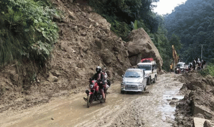 भारी वर्षाका कारण देशभरका दर्जन भन्दाबढि सडकखण्डहरू अवरुद्ध