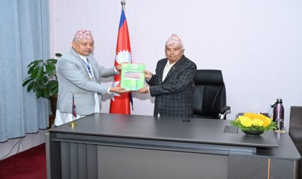 राष्ट्रपति रामचन्द्र पौडेलसमक्ष राष्ट्रिय प्राकृतिक स्रोत तथा वित्त आयोगको आर्थिक वर्षको वार्षिक प्रतिवेदन पेस