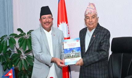 राष्ट्रपति रामचन्द्र पौडेलसमक्ष निर्वाचन आयोगको वार्षिक प्रतिवेदन पेस